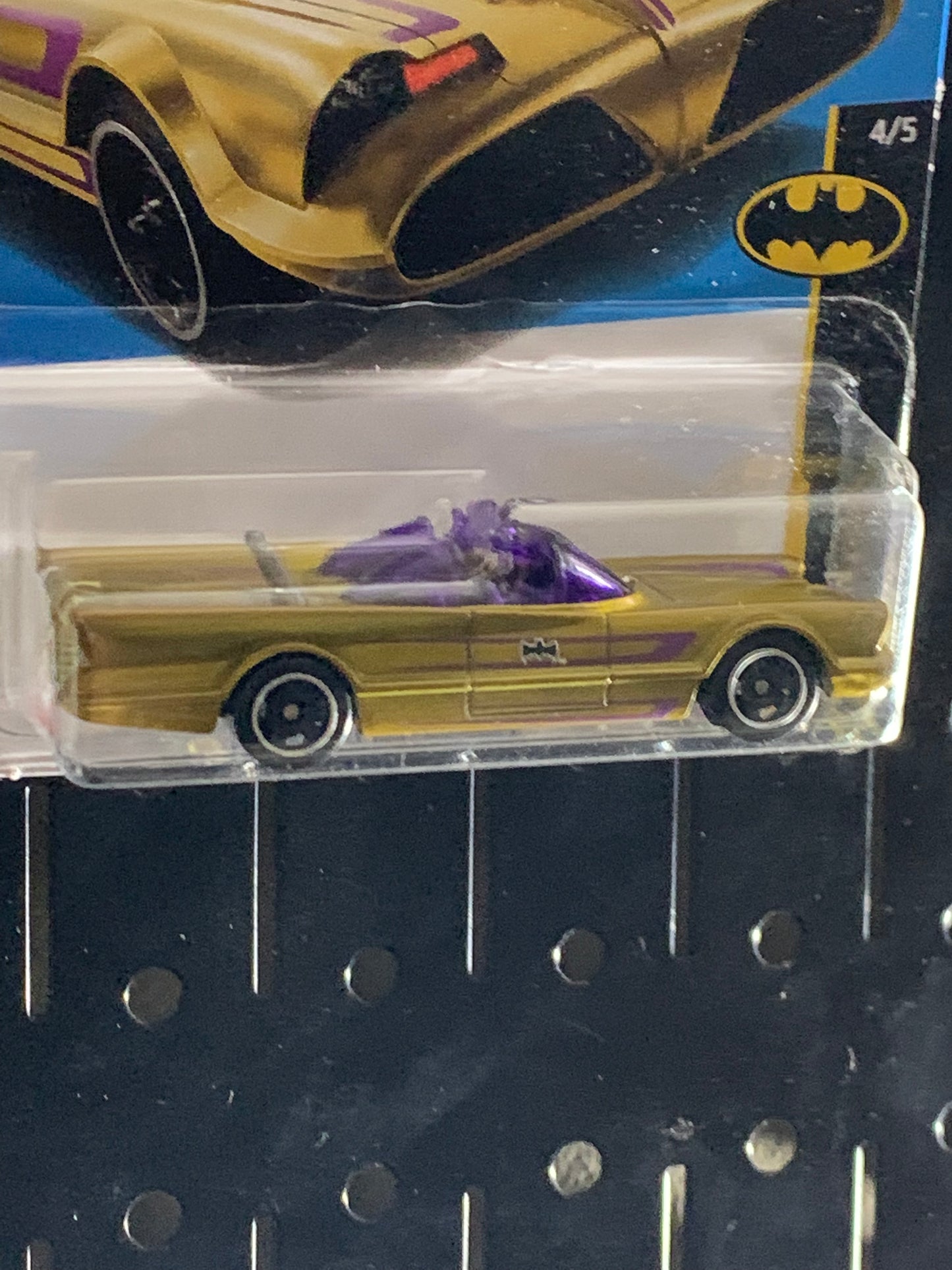 GOLDEN HOT WHEELS 2022 BATMAN, TV SERIES BATMOBILE 4/5 GOLDEN